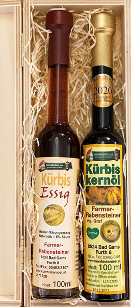 Bild von Kürbiskernöl und Essig in dekorativer Holzkassette 