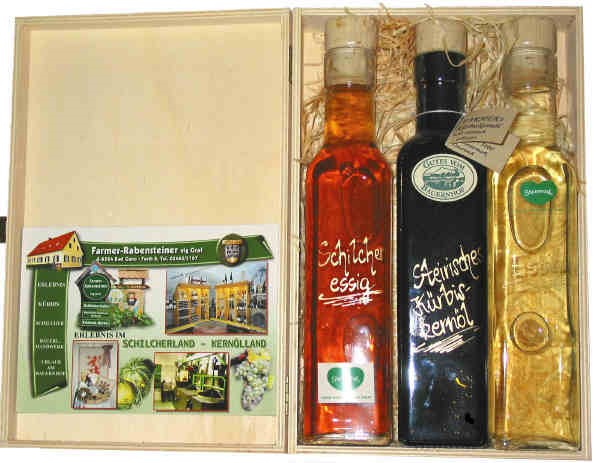 Bild von Kürbiskernöl und Essig in dekorativer Holzkassette